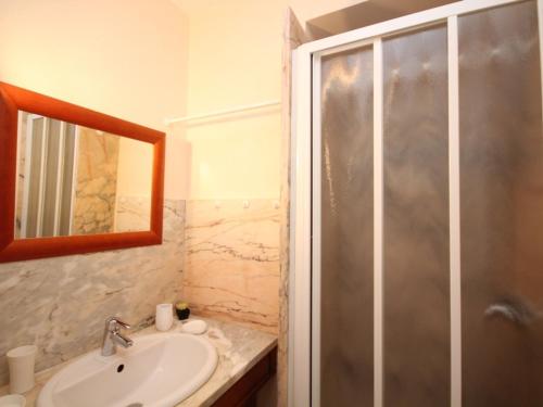 une salle de bain avec un lavabo et une douche dans l'établissement Le Mont Dore – Beau T2 avec balcon, wifi et parking, idéal pour 4 personnes - FR-1-608-86, à Le Mont-Dore
