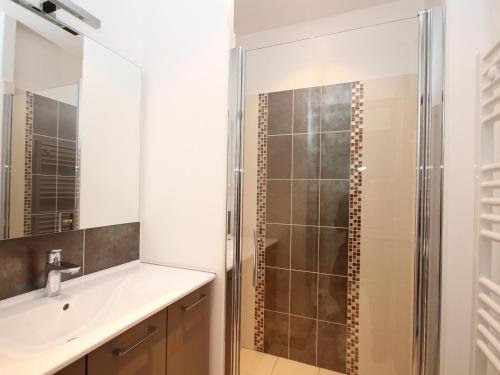 ein Badezimmer mit Dusche und Waschbecken in der Unterkunft Le Mont-Dore: Beau T2bis avec terrasse, 2 chambres, WiFi - FR-1-608-70 in Le Mont-Dore