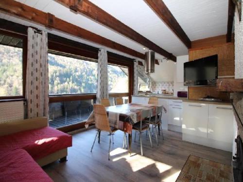 une cuisine et une salle à manger avec une table et des chaises dans l'établissement Mont-Dore : Chalet agréable avec WIFI pour 9 personnes - FR-1-608-88, à Le Mont-Dore