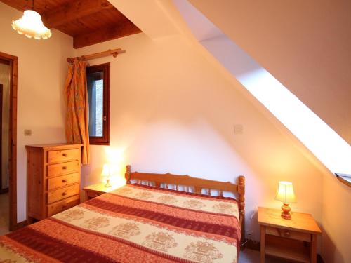 une chambre avec un lit et une commode en bois dans l'établissement Appartement Duplex T3 avec Terrasse, Parking, WiFi - FR-1-608-72, à Le Mont-Dore