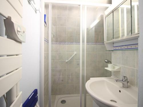 une salle de bain avec douche et lavabo dans l'établissement Appartement Duplex T3 avec Terrasse, Parking, WiFi - FR-1-608-72, à Le Mont-Dore