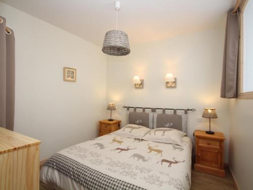 - une chambre avec un lit et une couverture de cheval dans l'établissement Charmant T2 avec Wifi au Mont Dore, proche navette thermale et centre-ville - FR-1-608-90, à Le Mont-Dore