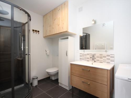 une salle de bain avec toilettes, lavabo et douche dans l'établissement Charmant T2 avec Wifi au Mont Dore, proche navette thermale et centre-ville - FR-1-608-90, à Le Mont-Dore