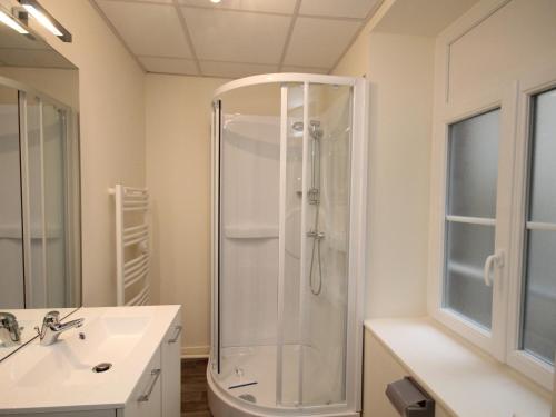 une salle de bain avec douche et lavabo dans l'établissement Appartement T3 au Mont-Dore avec WIFI et balcon, près du centre - FR-1-608-84, à Le Mont-Dore