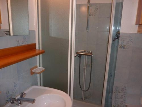 une salle de bain avec douche et lavabo dans l'établissement Studio cosy avec balcon, wifi et parking au Mont-Dore - FR-1-608-93, à Le Mont-Dore