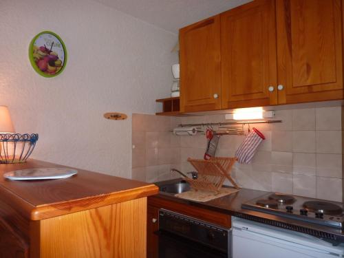 une cuisine avec un évier et un plan de travail dans l'établissement Studio cosy avec balcon, wifi et parking au Mont-Dore - FR-1-608-93, à Le Mont-Dore
