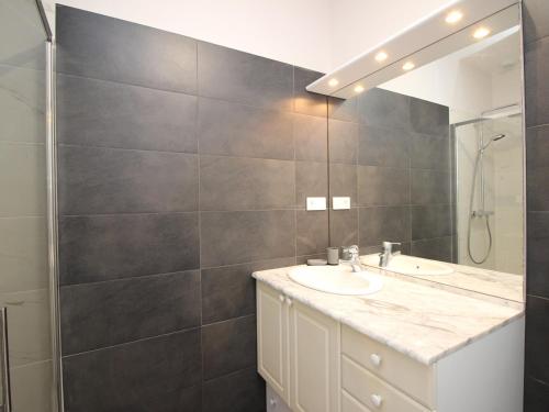 a bathroom with a sink and a shower at Beau T3 avec terrasse, parking et wifi à 300m des Thermes du Mont-Dore - FR-1-608-79 in Le Mont-Dore