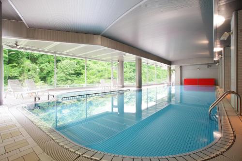 een groot zwembad met een groot raam bij Yoshikawaya in Fukushima