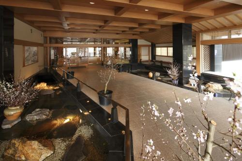 福島市にある奥飯坂 穴原温泉 匠のこころ 吉川屋の階段植物のある建物のロビー