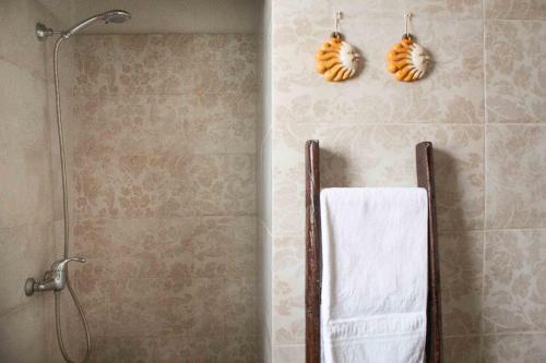 bagno con doccia e asciugamano bianco di Casa Alba a Marina di Pescoluse