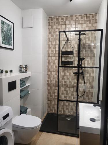 Koupelna v ubytování Apartament BOHEMA na Szwedzkiej, METRO