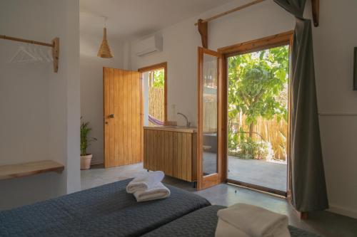 En eller flere senge i et værelse på Sirens beach houses