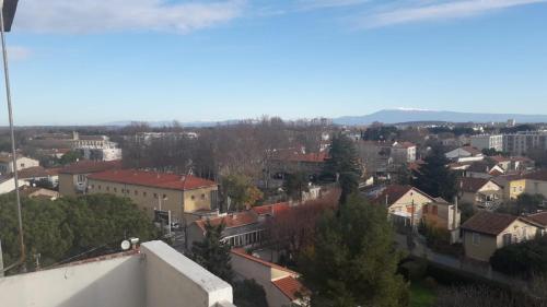 - une vue sur une ville avec des maisons et des arbres dans l'établissement Agréable appartement 4 pièces, vue Mont Ventoux, proche remparts, à Avignon