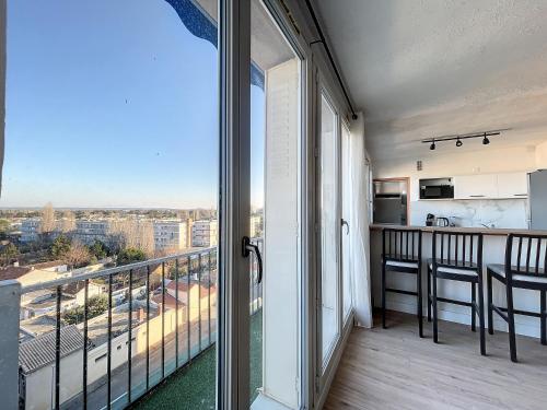 un balcon avec vue sur une ville dans l'établissement Agréable appartement 4 pièces, vue Mont Ventoux, proche remparts, à Avignon