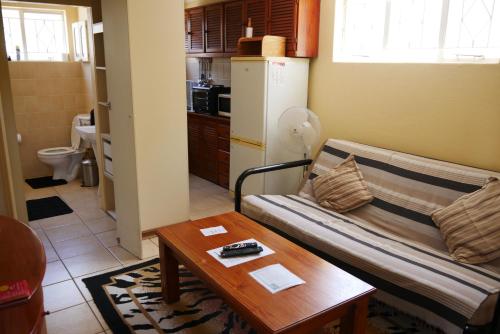 Johannesburg的住宿－瑪格麗特廣場酒店，带沙发和咖啡桌的客厅