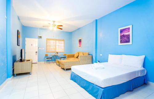 巴東海灘的住宿－Jungceylon Villa - quiet location, pool, maid，一间卧室设有一张床和一间客厅。
