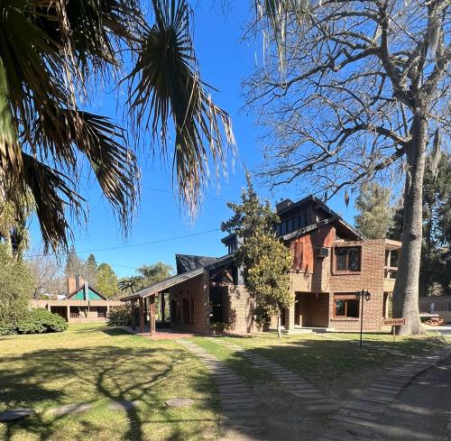 una imagen de la parte delantera de la casa en Parador 15 en Funes