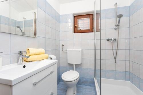 A bathroom at Apartments Marinko