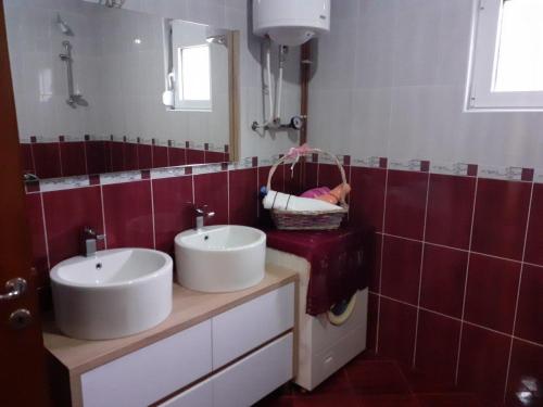 Baño con 2 lavabos y espejo en Luxury House, en Bijelo Polje