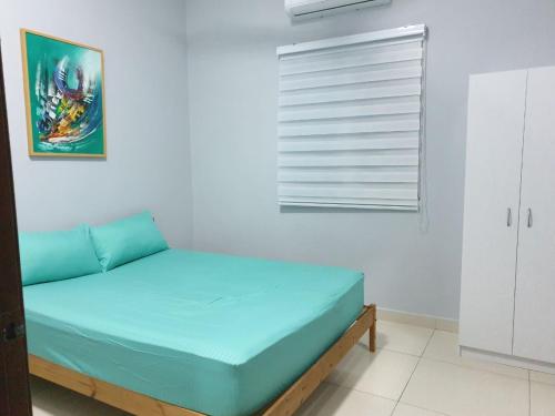 Säng eller sängar i ett rum på Sarod Inn Meru Homestay 3-bedroom Apartment