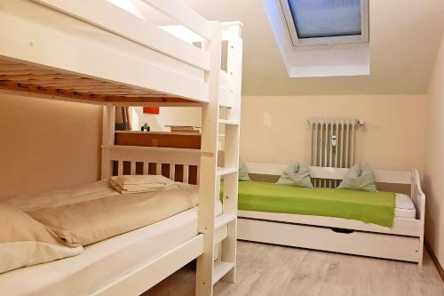 Ένα ή περισσότερα κρεβάτια σε δωμάτιο στο ciao-aschau Gschwendtnerhof Ap26 Faust