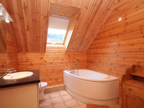 a bathroom with a tub and a toilet and a sink at Chalet confortable 3 étoiles avec terrasse au Mont-Dore - 6 pers., 2 chambres, WIFI - FR-1-608-10 in Le Mont-Dore