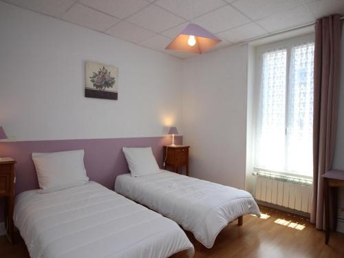 deux lits dans une chambre avec des murs et des fenêtres blancs dans l'établissement LA BOURBOULE A 300M DU CENTRE LUMINEUX T4 - FR-1-608-11, à La Bourboule