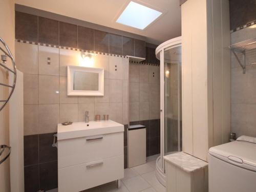 ein Badezimmer mit Waschbecken, Dusche und Toilette in der Unterkunft Appartement T4 dernier étage au centre avec wifi et parking - FR-1-608-9 in Le Mont-Dore