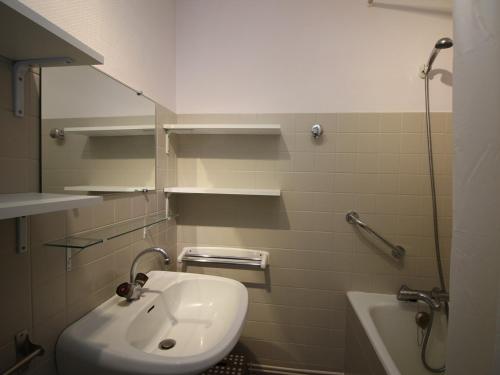 une salle de bain avec un lavabo, des toilettes et une baignoire dans l'établissement LA BOURBOULE A 300M DU CENTRE LUMINEUX T4 - FR-1-608-11, à La Bourboule