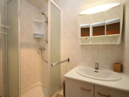 une salle de bain avec un lavabo et une douche dans l'établissement Mont-Dore : Duplex 4P avec Balcon, Garage et Wi-Fi - FR-1-608-3, à Le Mont-Dore