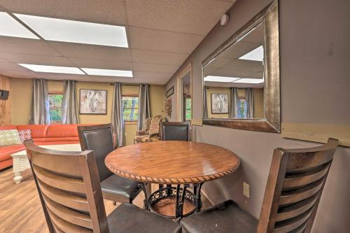 Χώρος καθιστικού στο John Wayne Apartment - Deck, BBQ, Horses On-Site