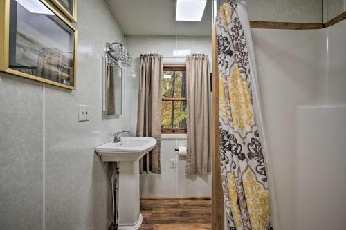 La salle de bains est pourvue d'un lavabo et d'une douche. dans l'établissement John Wayne Apartment - Deck, BBQ, Horses On-Site, à Huntingdon