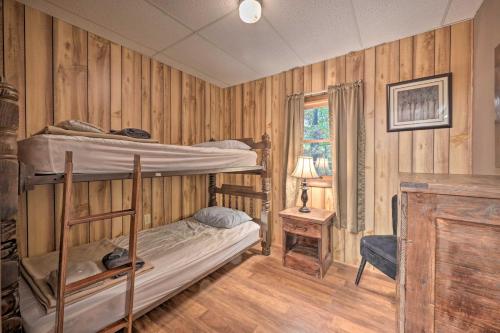 Ένα ή περισσότερα κρεβάτια σε δωμάτιο στο John Wayne Apartment - Deck, BBQ, Horses On-Site