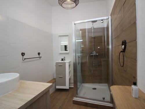 Koupelna v ubytování Duplex T3 Hyper Centre Mont-Dore avec WiFi - FR-1-608-1