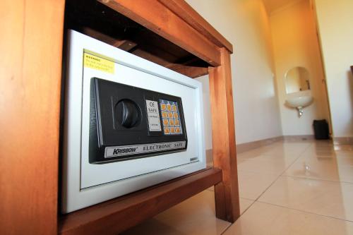 un microondas en un armario en una habitación en Ubud Canti Accommodation, en Ubud