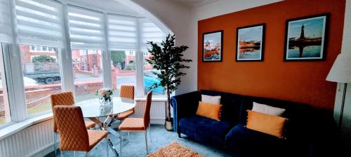 ein Wohnzimmer mit einem Sofa und einem Tisch in der Unterkunft Oasis Holiday Home Blackpool in Blackpool