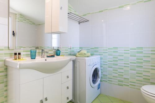 A bathroom at Residence Rossomelograno