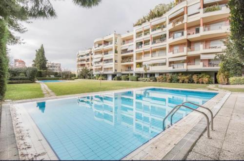 una imagen de una piscina frente a un edificio en Marousi Luxury Apartment, en Atenas
