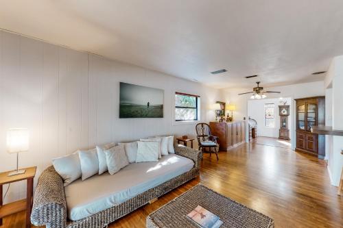 un soggiorno con divano e tavolo di Ute's Villa a Clearwater Beach