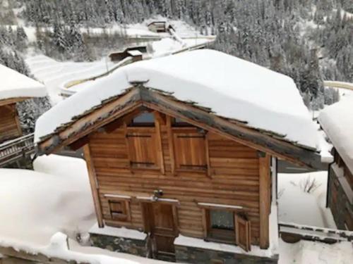 uma cabana com neve no telhado em Chalet l'écureuil La Plagne 8 pers La roche em Praconduit