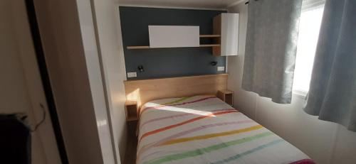 een kleine kamer met een bed en een raam bij Le lac des rêves à Lattes in Lattes