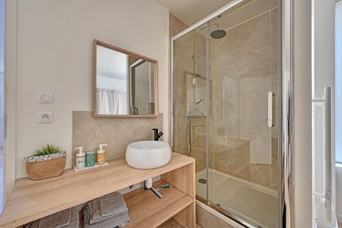 une salle de bain avec un lavabo et une douche dans l'établissement L'ESCALE -Climatisation- Proche CENTRALE TRICASTIN - WIFI - NETFLIX - Parking GRATUIT, à Lapalud
