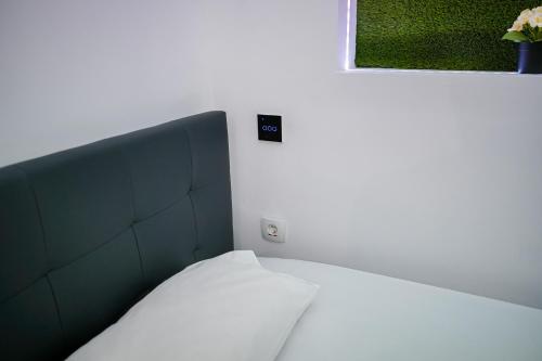 1 dormitorio con 1 cama con cabecera negra en Accommodation in the center of Veria en Veria