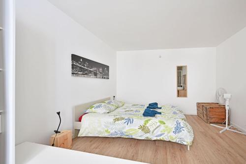 une chambre avec un lit avec un ours en peluche dessus dans l'établissement L'ESCALE -Climatisation- Proche CENTRALE TRICASTIN - WIFI - NETFLIX - Parking GRATUIT, à Lapalud