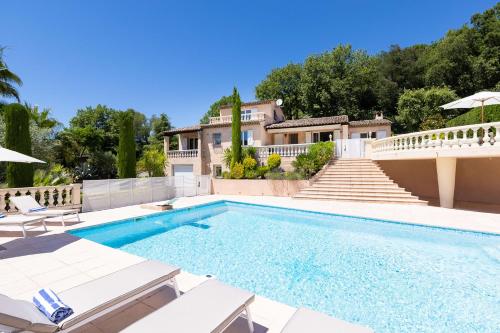 una villa con piscina e una casa di Villa La Bonne Etoile The Perfect Family Oasis a Les Adrets-de-l'Estérel
