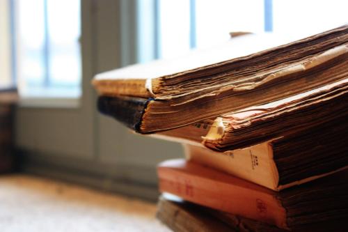 a stack of books stacked on top of each other at Agriturismo Cascina Pezzolo in Lodi