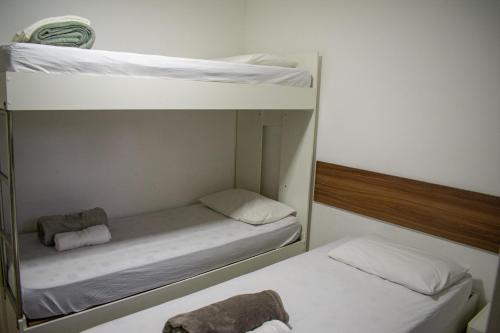 Uma ou mais camas em beliche em um quarto em POUSADA PEDRA DE JACÓ