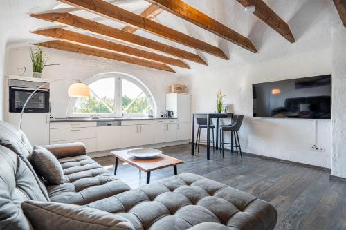 una sala de estar con un sofá y una mesa en Villa Moorstern am Badesee Tannenhausen, en Aurich