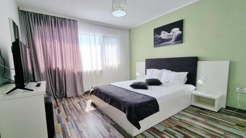 Postel nebo postele na pokoji v ubytování Bunga Bunga Resort Mamaia Nord