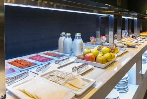 una linea a buffet con molti tipi di cibo diversi di Hotel Sant Pau a Barcellona